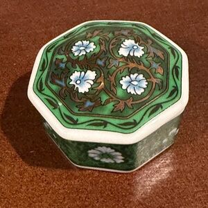 del Prado e.p.07 Porcelain Hand Finished Green Floral Trinket Pill Box EUC